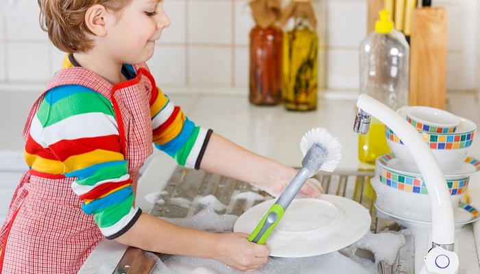 Amor y tareas domésticas, la fórmula para que los niños alcancen éxito profesional