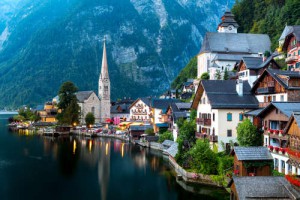 Vista  de la aldea  Hallstatt en los Alpes (Austria) | vichie81, shutterstock