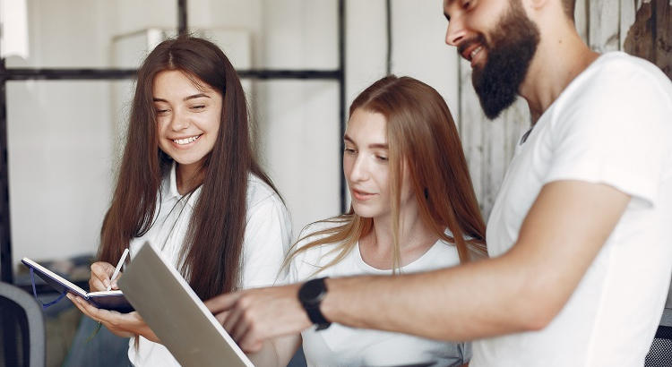 La FP en España registra cifras récord de empleo para titulados de grado medio y superior según un informe