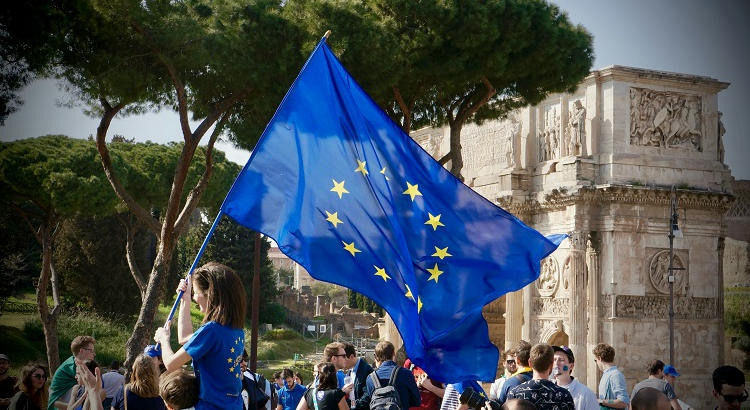 Día de Europa: prácticas y becas para estudiar en la Unión Europea