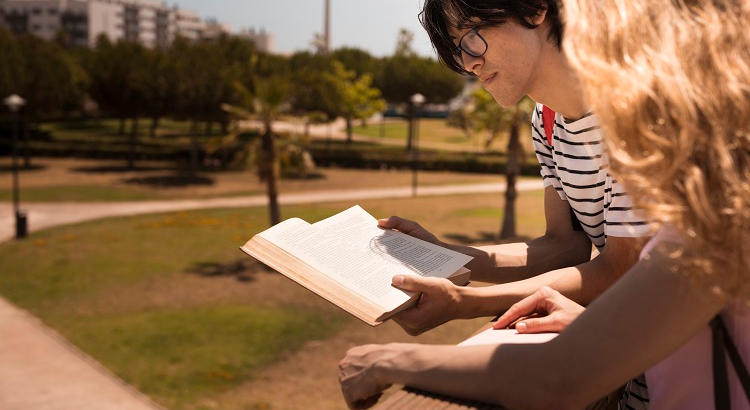 Guía práctica para estudiar FP a distancia: títulos, duración y becas