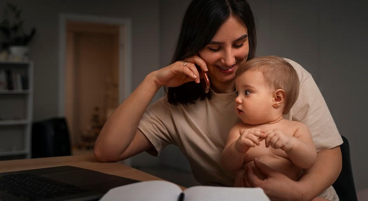 Estudiar y ser madre: becas y ayudas que lo hacen posible