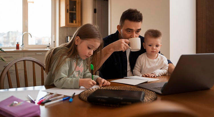 Criar a un hijo en España es cada vez más caro: 758 euros al mes y ayudas insuficientes